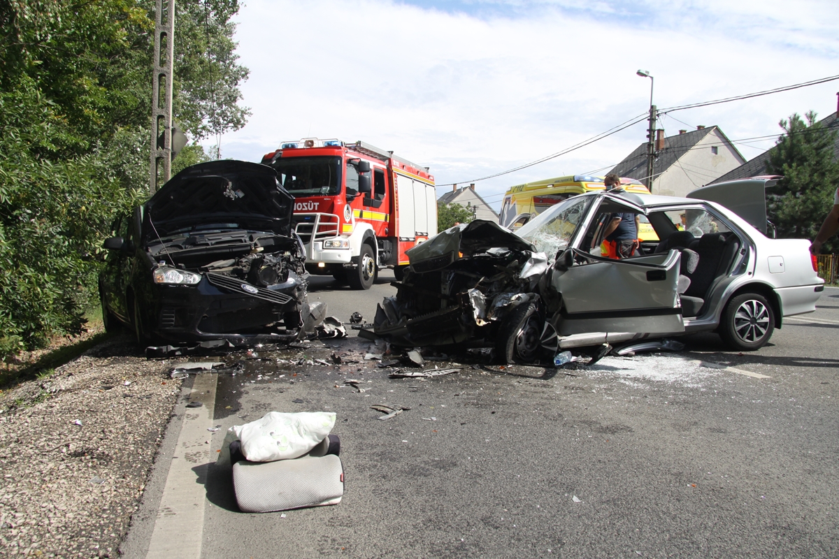 Beszorult sofőrt mentettek a tűzoltók az Új Csóri úti balesetben